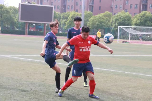 组图：帕雷德斯赛后殴打加维 引发两队冲突